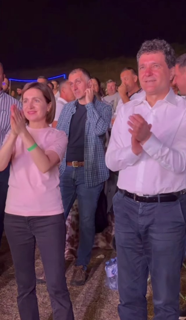 Nicușor Dan a renunțat la protocolul de la Cotroceni. A mers în drumeție cu copiii și a petrecut timp în natură cu familia. S-a întâlnit cu Maia Sandu la Orheiul Vechi la festival