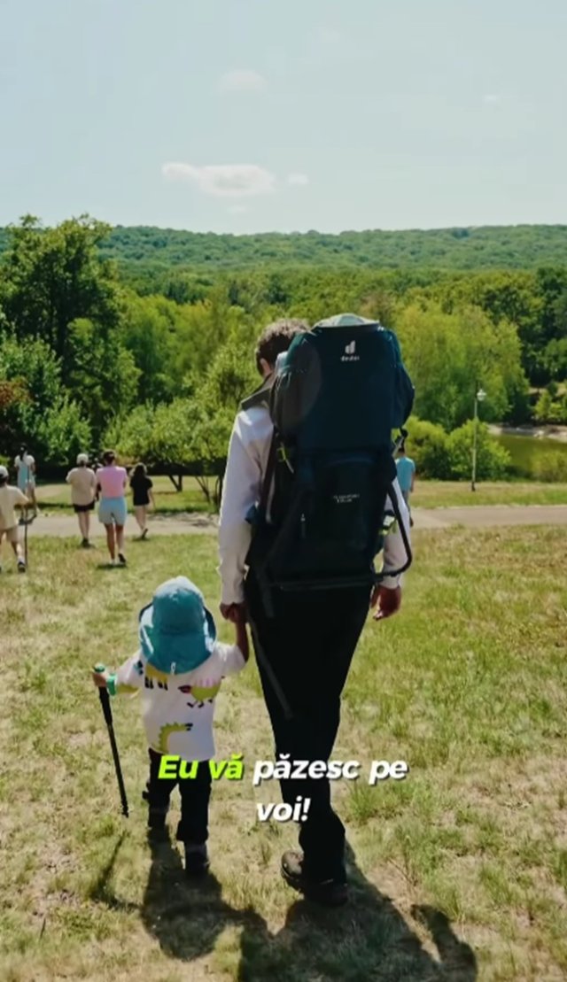 Nicușor Dan a renunțat la protocolul de la Cotroceni. A mers în drumeție cu copiii și a petrecut timp în natură cu familia. Și-a plimbat fiica și fiul prin țara vecină