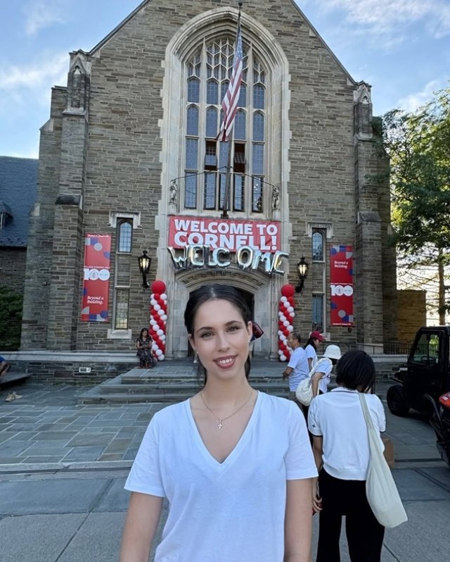 Cum arată camera de cămin a Violetei Bănică. Andreea Marin și-a însoțit fiica în America. Aceasta va locui peste ocean în următorii ani