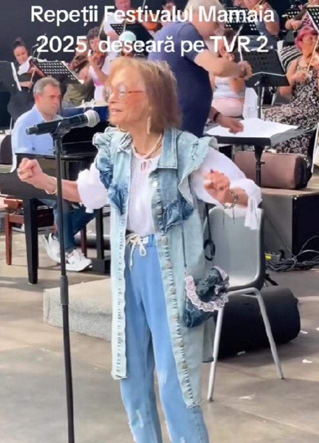 Marina Voica, apariție de senzație la festivalul Mamaia. A urcat pe scenă la aproape 90 de ani. La repetiții a purtat o ținută tinerească din denim