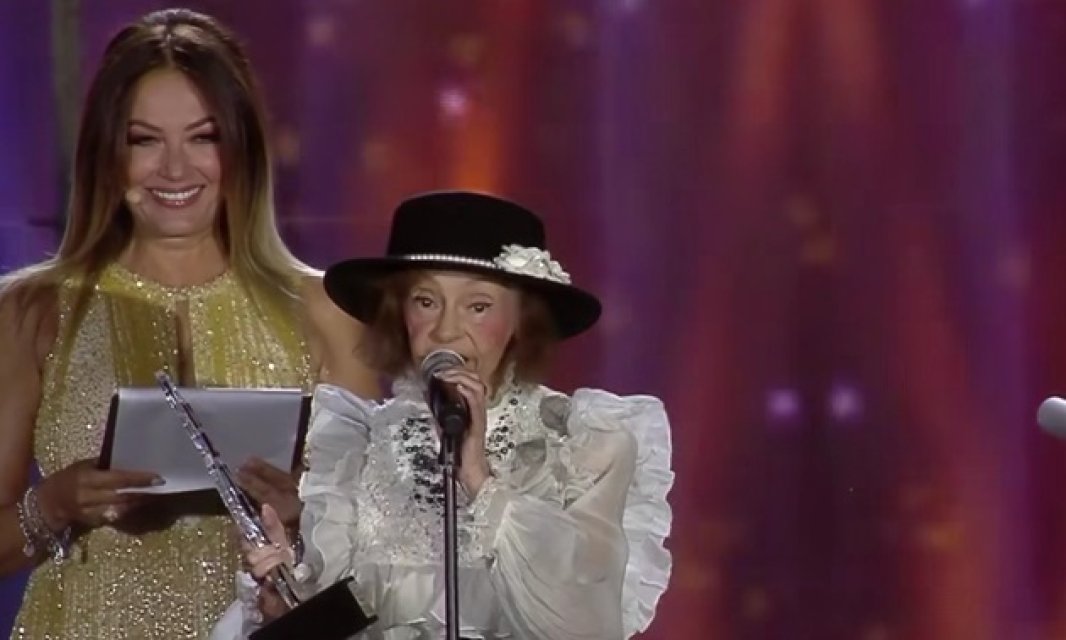 Marina Voica, apariție de senzație la festivalul Mamaia. A urcat pe scenă la aproape 90 de ani. A primit trofeul Mamaia Nostalgia 2025
