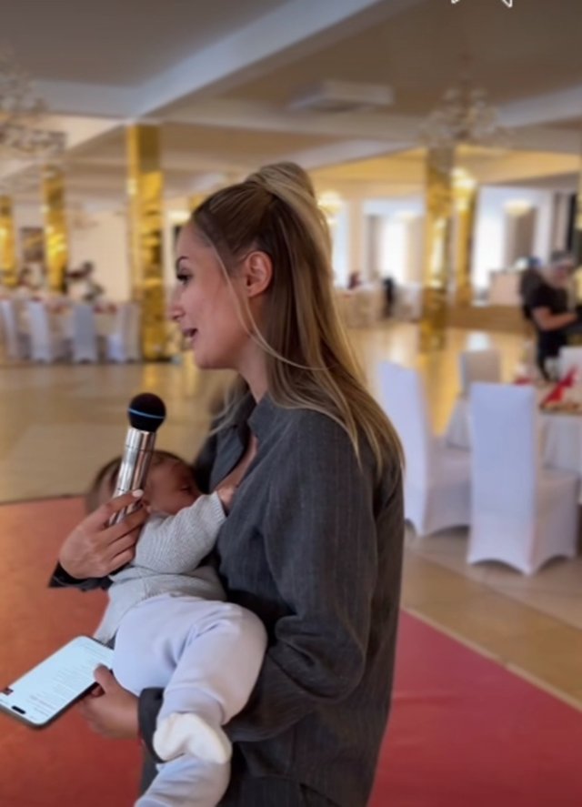 Claudia Puican, aspru criticată în online după ce a postat un videoclip de la repetiții, în timp ce-și alăptează copilul. "O să rămână surd copilul ăla". Nu avea căștile pe urechi