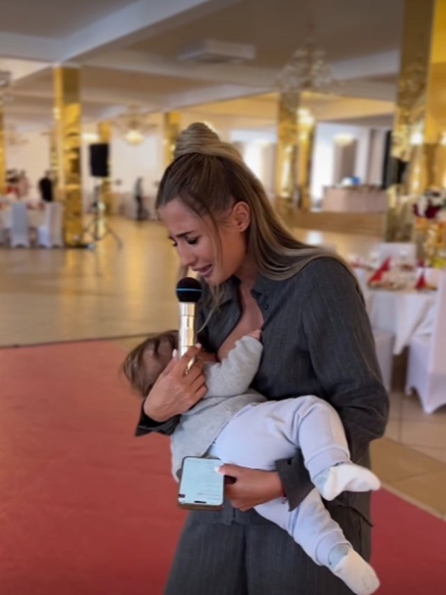 Claudia Puican, aspru criticată în online după ce a postat un videoclip de la repetiții, în timp ce-și alăptează copilul. "O să rămână surd copilul ăla". Cântăreața a făcut fertilizare in vitro pentru a rămâne însărcinată