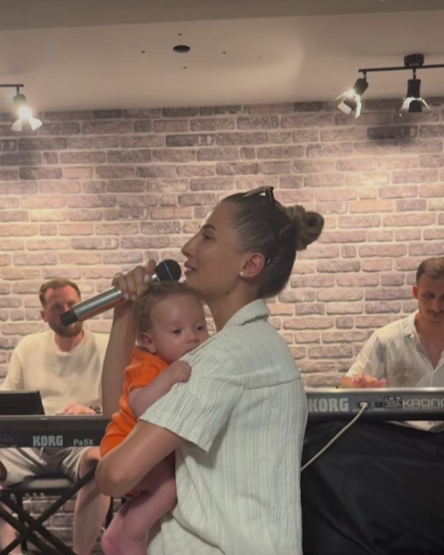 Claudia Puican, aspru criticată în online după ce a postat un videoclip de la repetiții, în timp ce-și alăptează copilul. "O să rămână surd copilul ăla". Nu este prima oară când cântă cu el în brațe