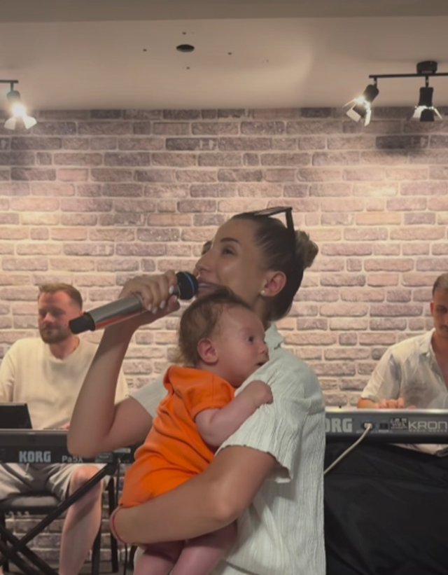 Claudia Puican, aspru criticată în online după ce a postat un videoclip de la repetiții, în timp ce-și alăptează copilul. "O să rămână surd copilul ăla". Micuțul are mai multe perechi de nași
