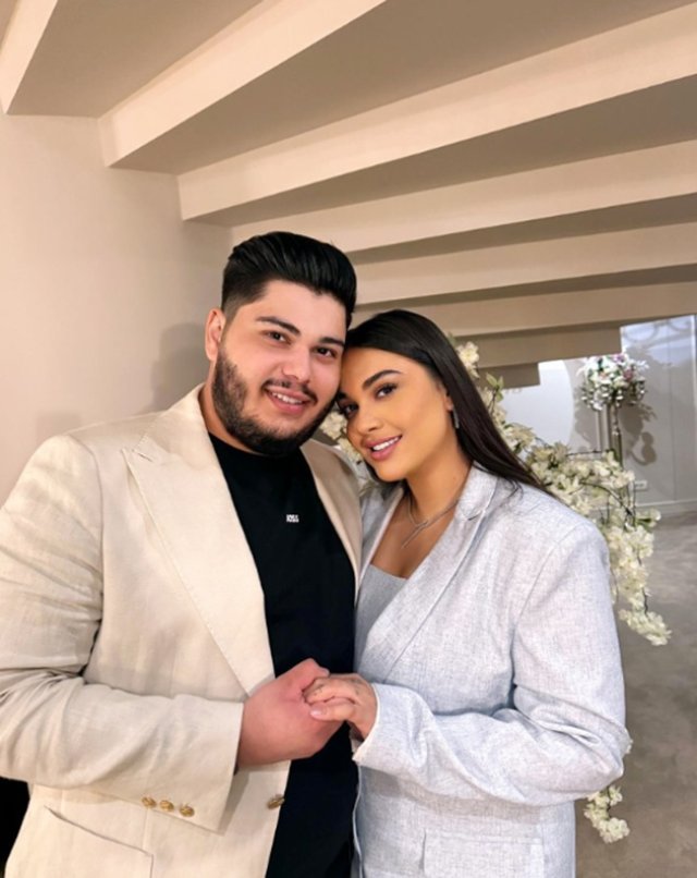 Noul iubit al lui Betty Salam i-a pus inelul pe deget, la o lună de când ea a divorțat. "Mulțumesc, iubirea mea". S-au afișat împreună la scurt timp dupăce ea s-a despărțit de tatăl copilului ei