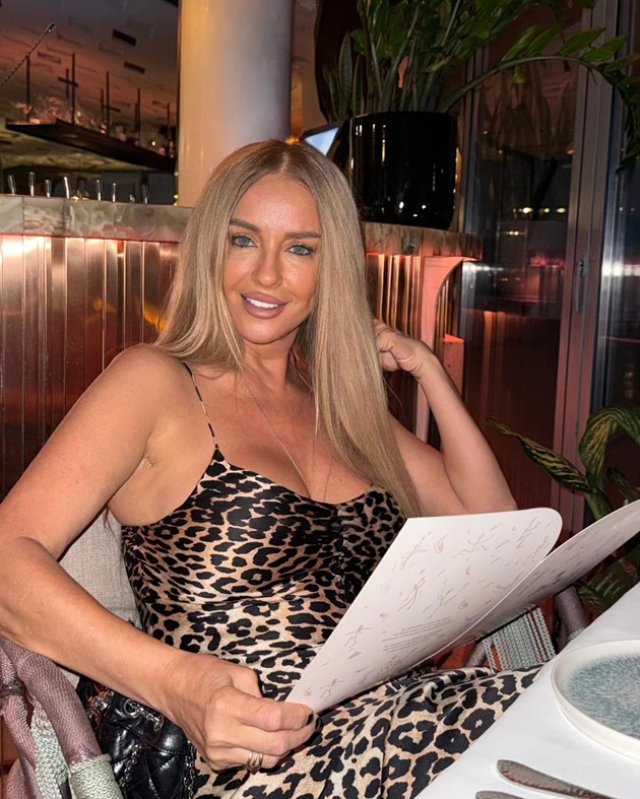 Cum arată Tania Budi în costum de baie, la 57 de ani. Și-a arătat corpul în toată splendoarea, fără filtre și artificii. Are grijă de felul în care arată