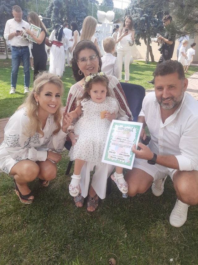 Irina Loghin găsește puterea să mai zâmbească după ce a rămas văduvă. Cântăreața se bucură de familia ei