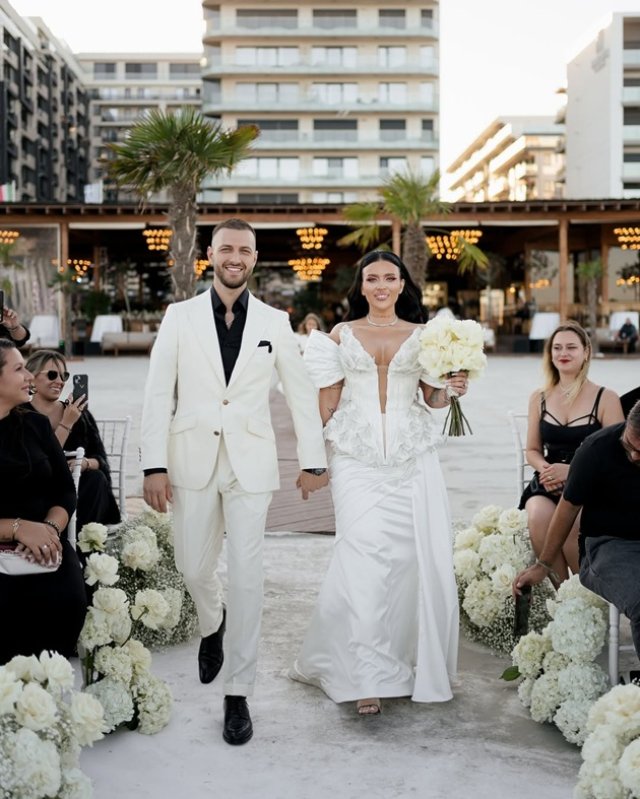 Oana Radu s-a căsătorit pe plajă, la malul mării, cu Șerban Bălăban. Ce rochie de mireasă a ales pentru ziua cea mare. Toți invitații s-au îmbrăcat în negru