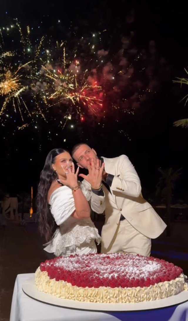 Oana Radu s-a căsătorit pe plajă, la malul mării, cu Șerban Bălăban. Ce rochie de mireasă a ales pentru ziua cea mare, celebrată la Mamaia