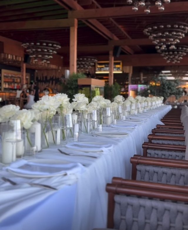 Oana Radu s-a căsătorit pe plajă, la malul mării, cu Șerban Bălăban. Ce rochie de mireasă a ales pentru ziua cea mare. Decorul a fost făcut în nuanțe de alb și ivory