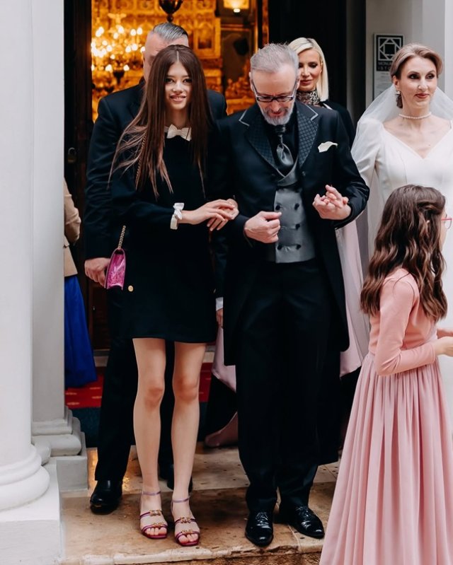 Iulia Albu, aspru criticată în online că-și expune prea mult fiica minoră. "O transformi într-o gheișă, e prea mult". La nunta tatălui a optat pentru un look natural