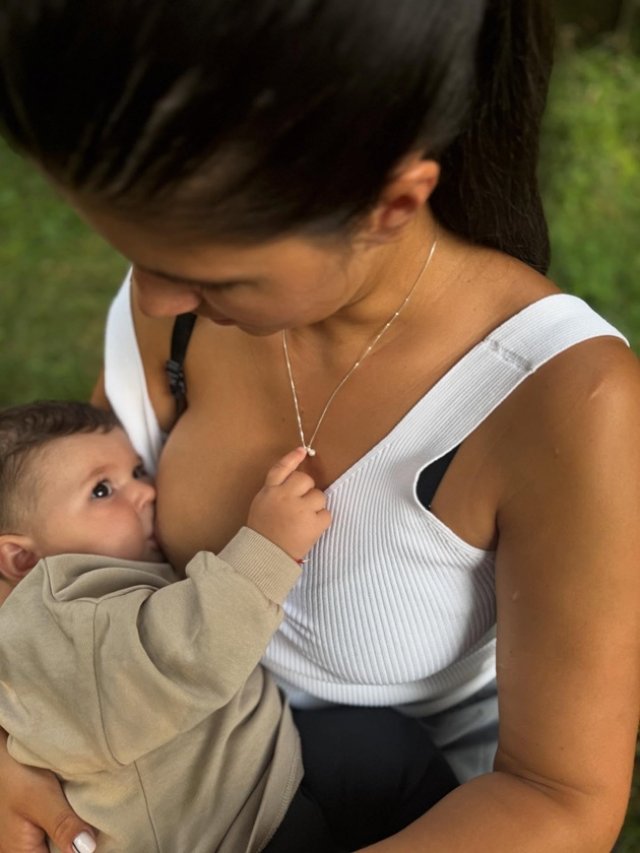 Geta Sterp, felicitată în online după ce a postat imagini în care își alăptează bebelușul. "Ce trist că societatea asta bolnavă a schimbat normalul". Sora cea mică a lui Culiță Sterp a născut în apă