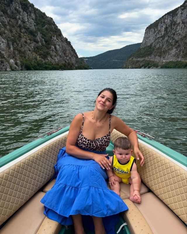 Geta Sterp, felicitată în online după ce a postat imagini în care își alăptează bebelușul. "Ce trist că societatea asta bolnavă a schimbat normalul". Băiețelul ei poartă numele Vladimir