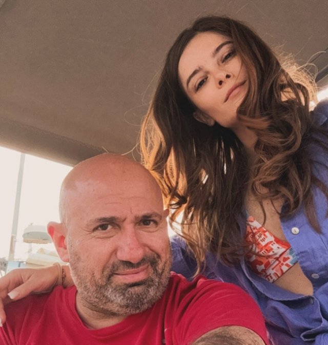 Cătălin Scărlătescu iubește din nou? Și-ar fi găsit o nouă iubită la scurt timp după ce au apărut zvonurile despărțirii de Doina Teodoru. Între ei era o diferență de vârstă de 17 ani