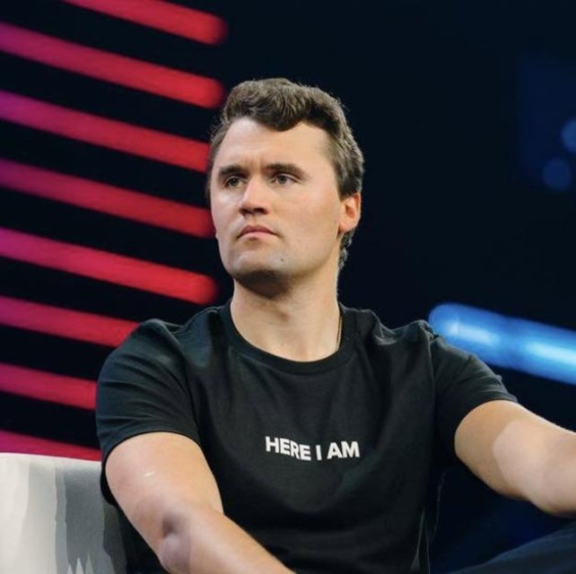 Charlie Kirk, un cunoscut activist politic american a fost împușcat mortal, în gât, în cadrul unui eveniment public. Gloanțele erau inscripționate. A fost asasinat politic