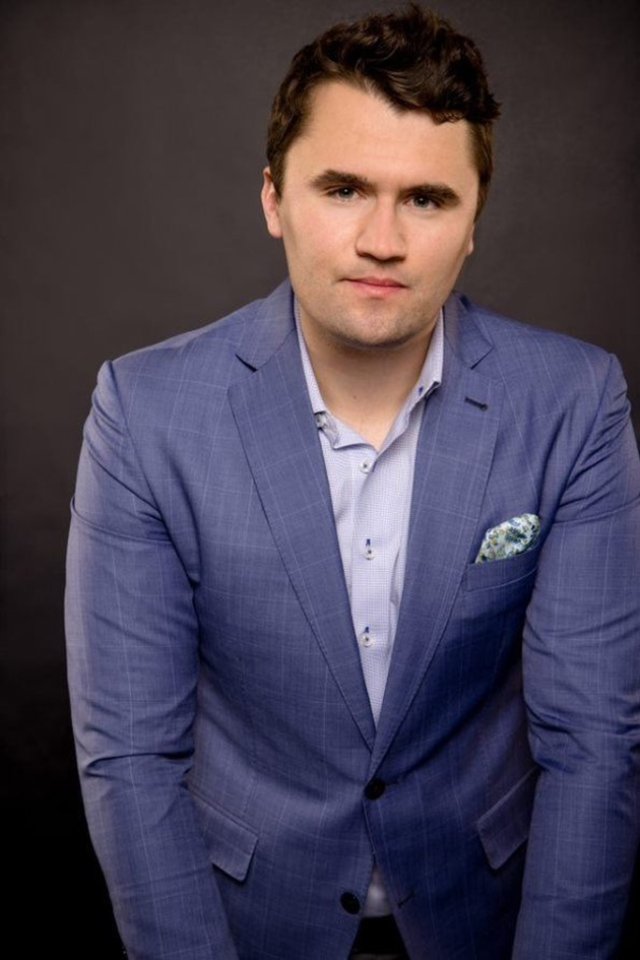 Charlie Kirk, un cunoscut activist politic american a fost împușcat mortal, în gât, în cadrul unui eveniment public. Gloanțele erau inscripționate. Arma crimei a fost găsită într-o pădure