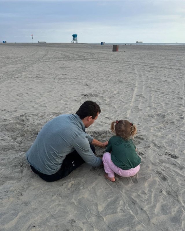 Charlie Kirk, un cunoscut activist politic american a fost împușcat mortal, în gât, în cadrul unui eveniment public. Gloanțele erau inscripționate. Familia lui era de față când s-a produs tragedia