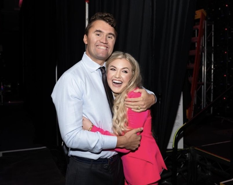 Charlie Kirk, un cunoscut activist politic american a fost împușcat mortal, în gât, în cadrul unui eveniment public. Gloanțele erau inscripționate. Era un apropiat al lui Donald Trump