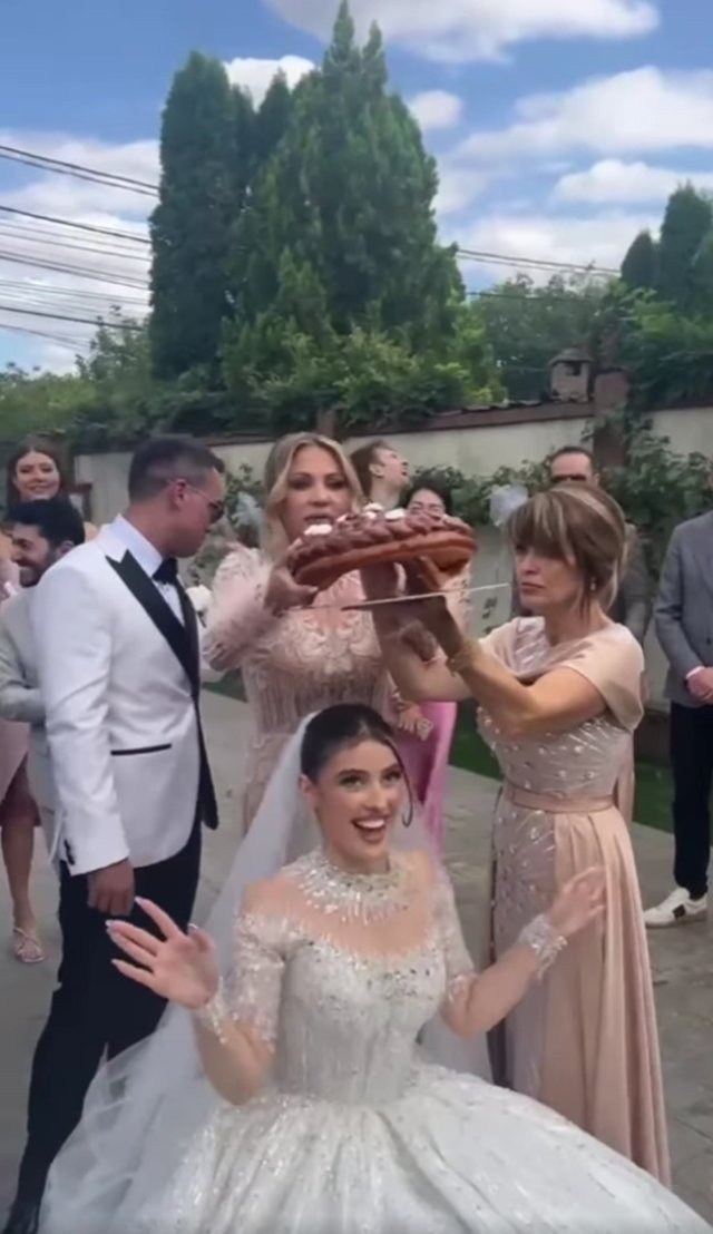 Mugur Mihăescu, cel mai fericit socru mic! Fiica lui, Ivona, a avut parte de o nuntă ca-n povești. Nașa i-a rupt turta pe muzica formației lui Axinte