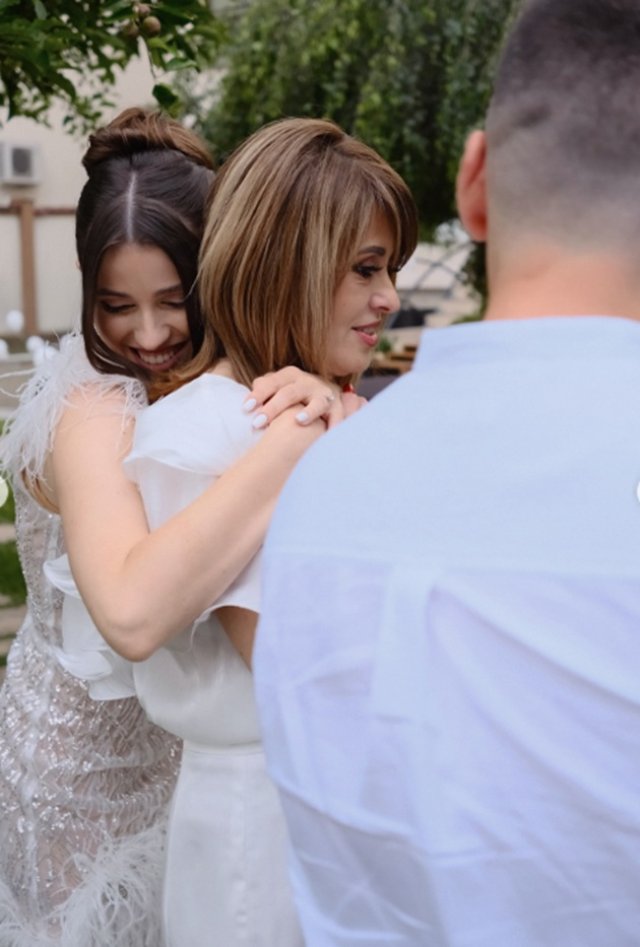 Cum arată și cu ce se ocupă Rodica, soția lui Mugur Mihăescu. Cei doi s-au cunoscut în liceu. Femeia și-a schimbat nuanța părului de mai multe ori