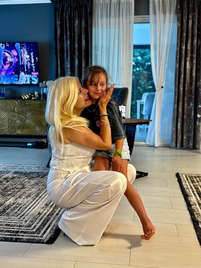 Eva, fetița Elenei Udrea, a împlinit 7 ani. Imagini de la prima aniversare a copilei alături de mama ei, după aproape 4 ani de închisoare. Nimic nu le mai desparte acum