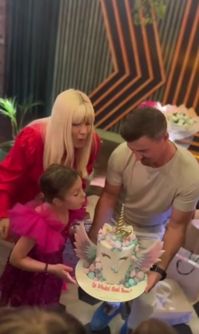 Eva, fetița Elenei Udrea, a împlinit 7 ani. Imagini de la prima aniversare a copilei alături de mama ei, după aproape 4 ani de închisoare. Este rodul iubirii dintre politiciană și Adrian Alexandrov