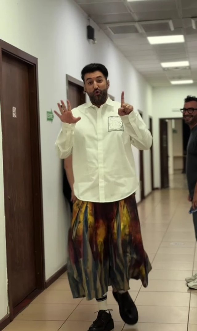 Smiley, ținta comentariilor acide la adresa ținutei de naș. Internauții susțin că tatăl lui se îmbracă mai bine decât el. În general, vestimentația lui nu e pe placul fanilor