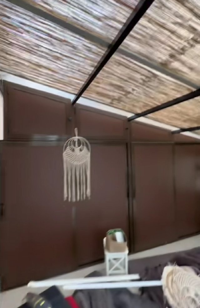 Cum arată apartamentul Ralucăi Bădulescu. Plătește 1300 de euro chirie, dar refuză să de bani și la utilități. Folosește terasa pe post de spațiu de depozitare