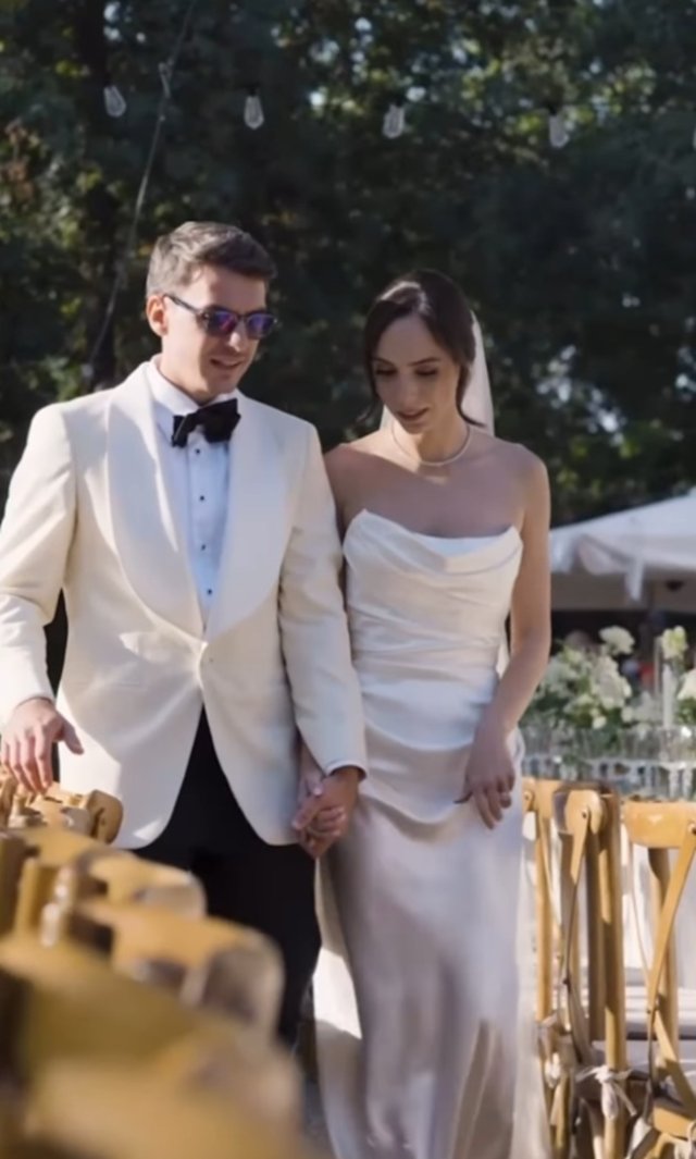 Alexandru Ion și soția sa, Evelyne, au aniversat un an de căsnicie. Anunțul public care a bucurat nespus fanii. S-au logodit după un an și patru luni de relație