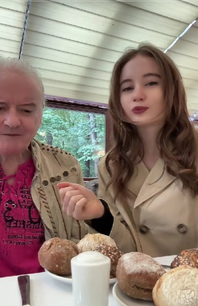Irina Columbeanu este o fiică model. Și-a scos tatăl la restaurant și a avut grijă să-i taie friptura și să-l șteargă la gură. A ales să petreacă timp cu el înainte să plece la facultate în New York