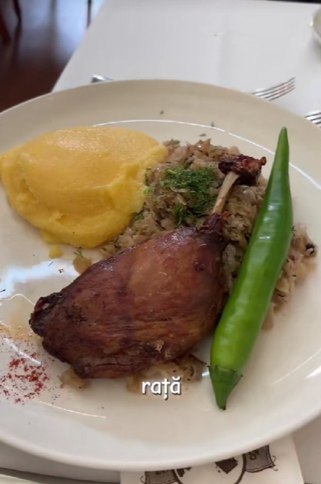 Irina Columbeanu este o fiică model. Și-a scos tatăl la restaurant și a avut grijă să-i taie friptura și să-l șteargă la gură. Au mâncat pulpă de rață