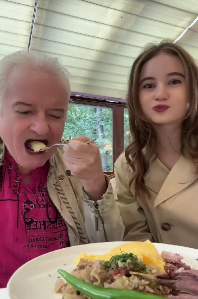 Irina Columbeanu este o fiică model. Și-a scos tatăl la restaurant și a avut grijă să-i taie friptura și să-l șteargă la gură. Gesturile ei i-au impresionat pe urmăritori