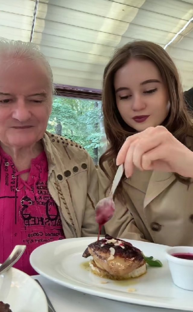Irina Columbeanu este o fiică model. Și-a scos tatăl la restaurant și a avut grijă să-i taie friptura și să-l șteargă la gură. Tânăra a postat imaginile pe TikTok