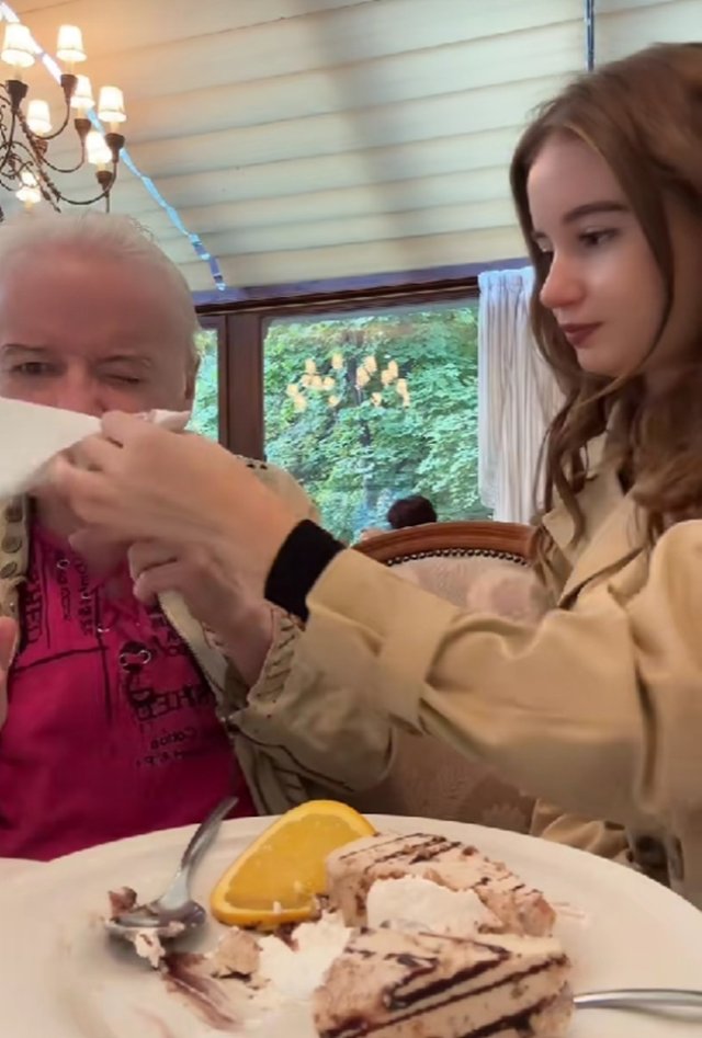 Irina Columbeanu este o fiică model. Și-a scos tatăl la restaurant și a avut grijă să-i taie friptura și să-l șteargă la gură. A primit felicitări pentru bunătatea ei