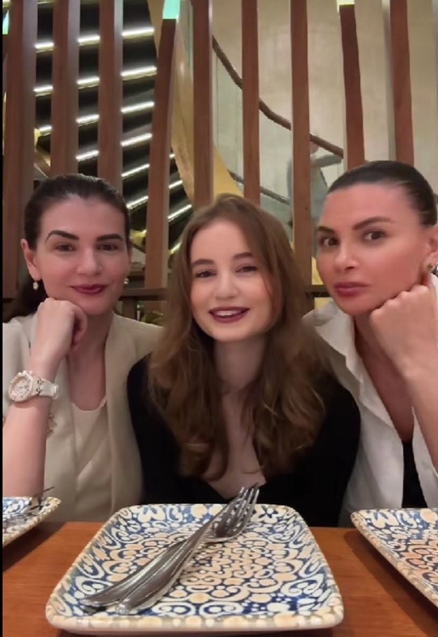 Reuniunea fetelor Gabor în Dubai! În ce ipostaze au apărut Ramona, Irina și Monica Gabor. Au degustat împreună deserturi arăbești