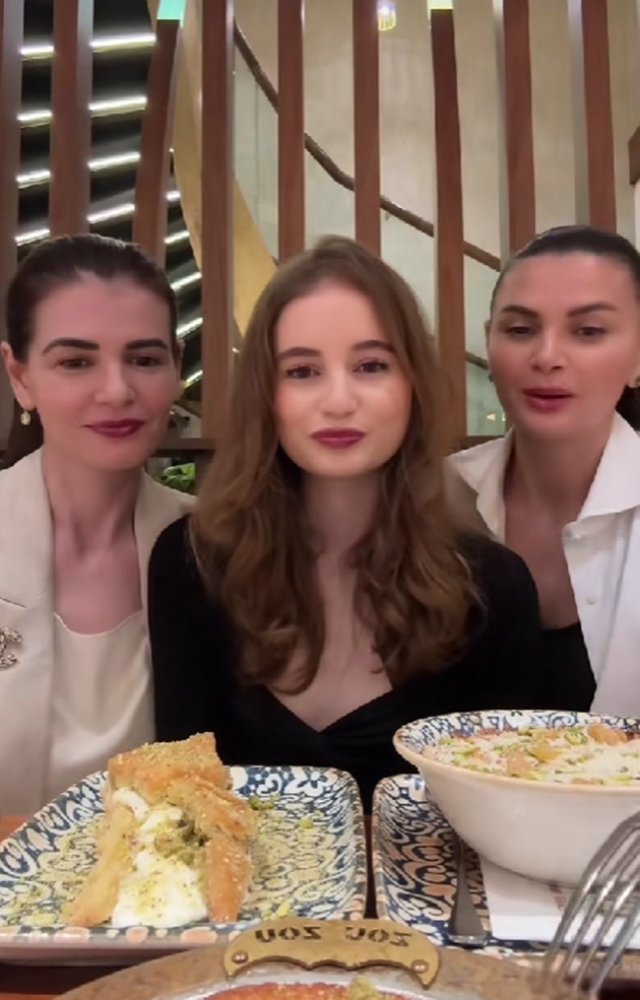 Reuniunea fetelor Gabor în Dubai! În ce ipostaze au apărut Ramona, Irina și Monica Gabor. Au mâncat din aceeași farfurie