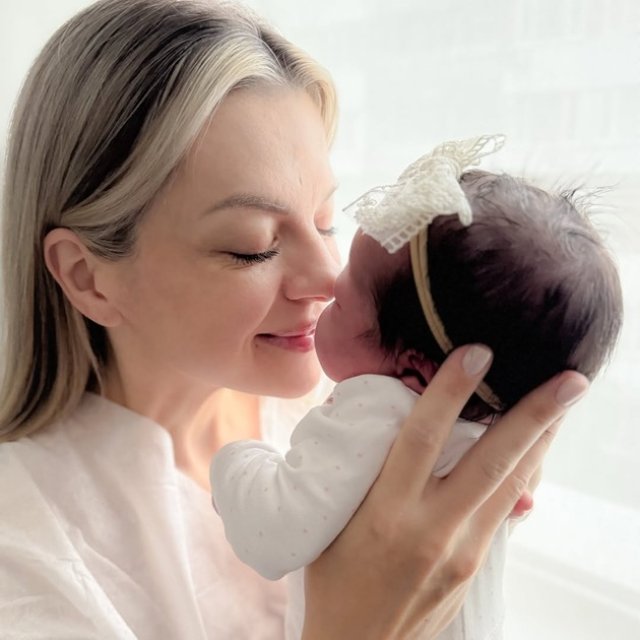Marina Cârnaț a devenit mamă pentru a 10-a oară! Primele imagini cu mezina familiei, care a venit pe lume când tatăl și frații mai mari erau plecați în vacanță