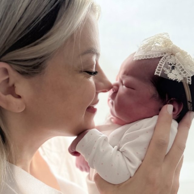 Marina Cârnaț a devenit mamă pentru a 10-a oară! Primele imagini cu mezina familiei. Tabloul familiei s-a mărit