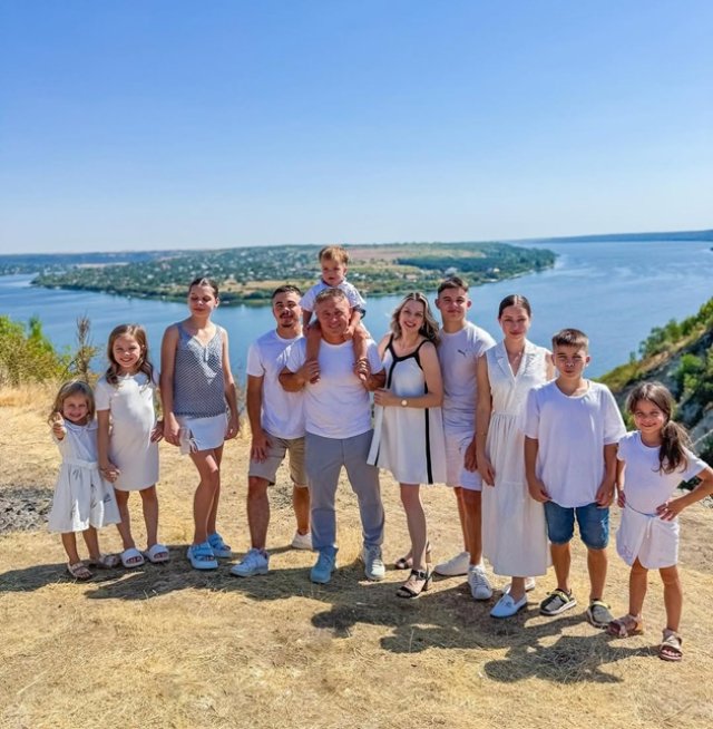Marina Cârnaț a devenit mamă pentru a 10-a oară! Primele imagini cu mezina familiei. Femeia a născut la 41 de ani