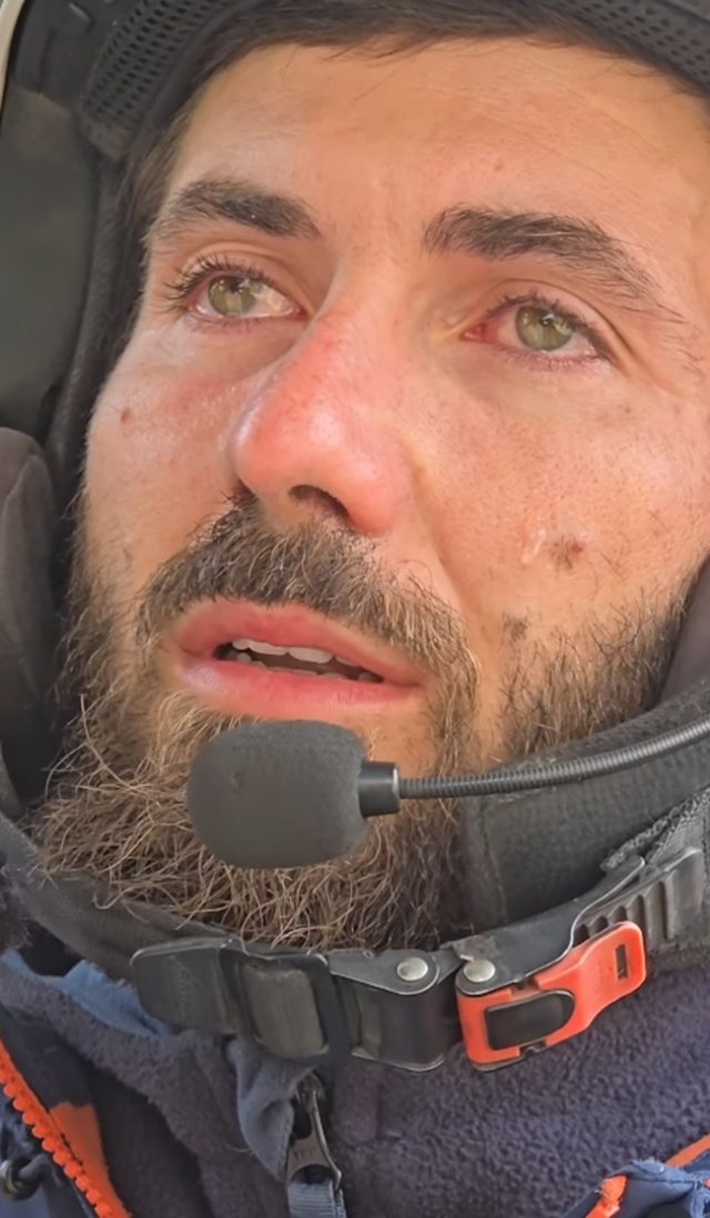 Povestea care a înlăcrimat o țară întreagă! Un tânăr român lucrează 14 ore pe zi pentru a-și salva iubita bolnavă, care a rămas cu probleme în urma unui accident