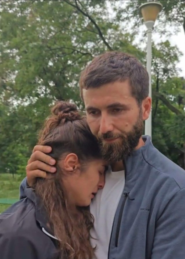 Povestea care a înlăcrimat o țară întreagă! Un tânăr român lucrează 14 ore pe zi pentru a-și salva iubita bolnavă. Visează să o vadă bine pe Luana