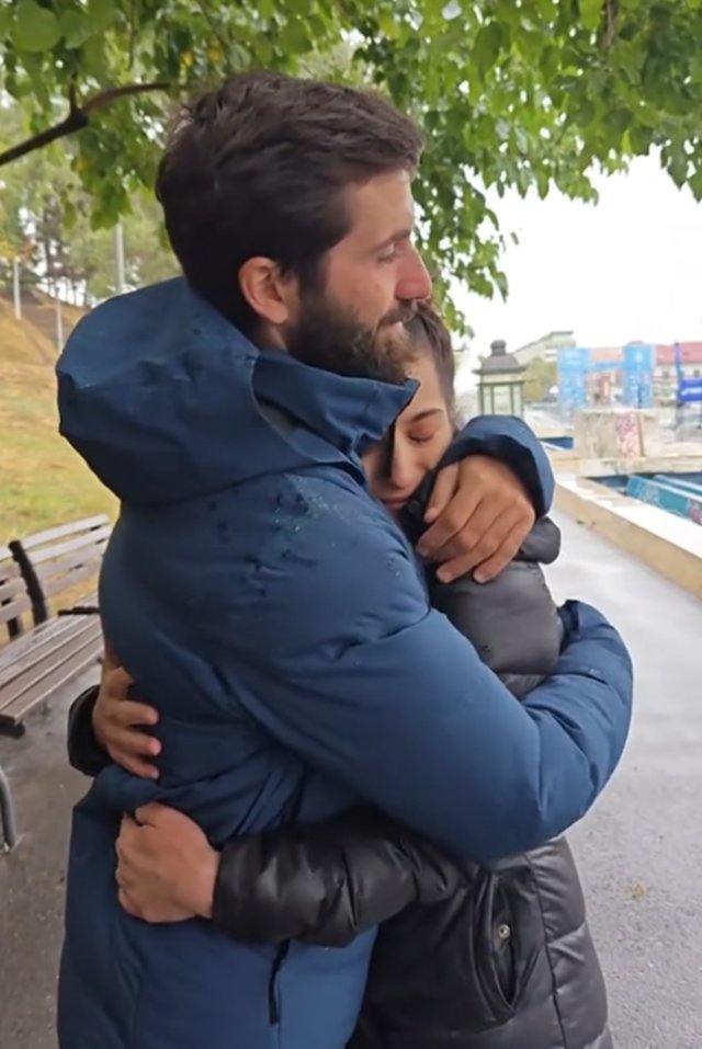 Povestea care a înlăcrimat o țară întreagă! Un tânăr român lucrează 14 ore pe zi pentru a-și salva iubita bolnavă. Acum se pregătesc să plece în America