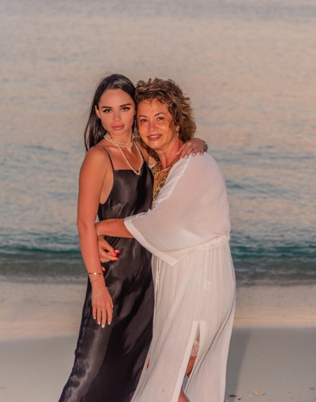 Cine este și cu ce se ocupă fata cea mică a lui Dan Voiculescu. Dana are 26 de ani și deține o fundație ce-i poartă numele. Este fata Lianei Voiculescu, a doua soție a lui Voiculescu