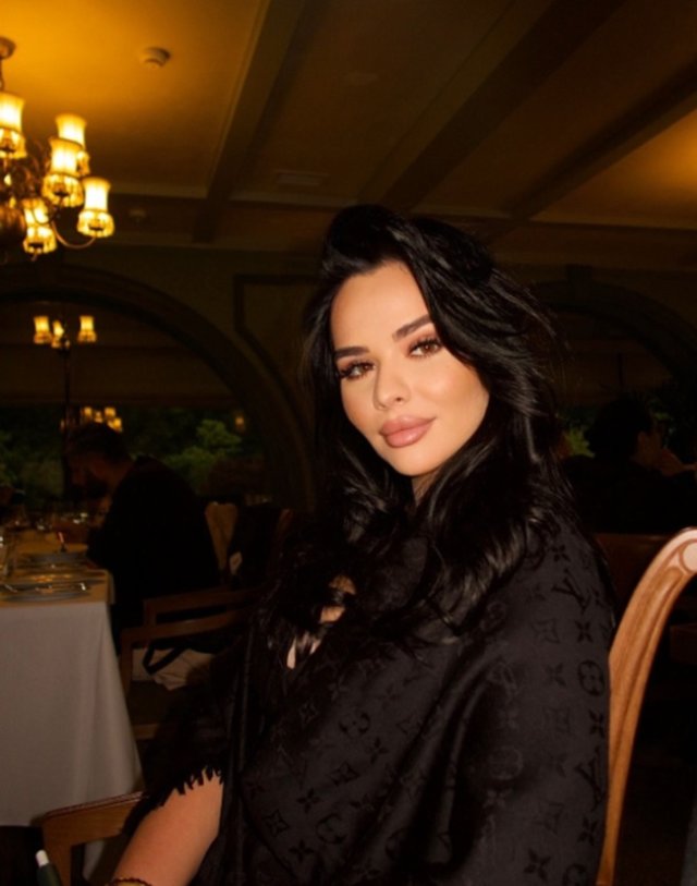 Cine este și cu ce se ocupă fata cea mică a lui Dan Voiculescu. Dana are 26 de ani și deține o fundație ce-i poartă numele. Are, de asemenea, mai multe afaceri