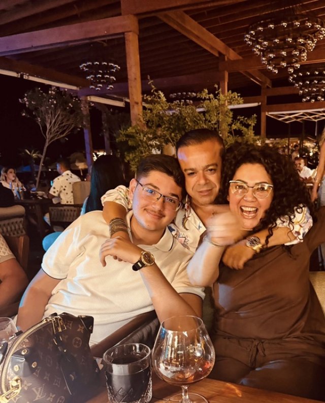 Minodora nu este femeie „de casă". Este căsătorită de două decenii și are un copil care îi calcă pe urme