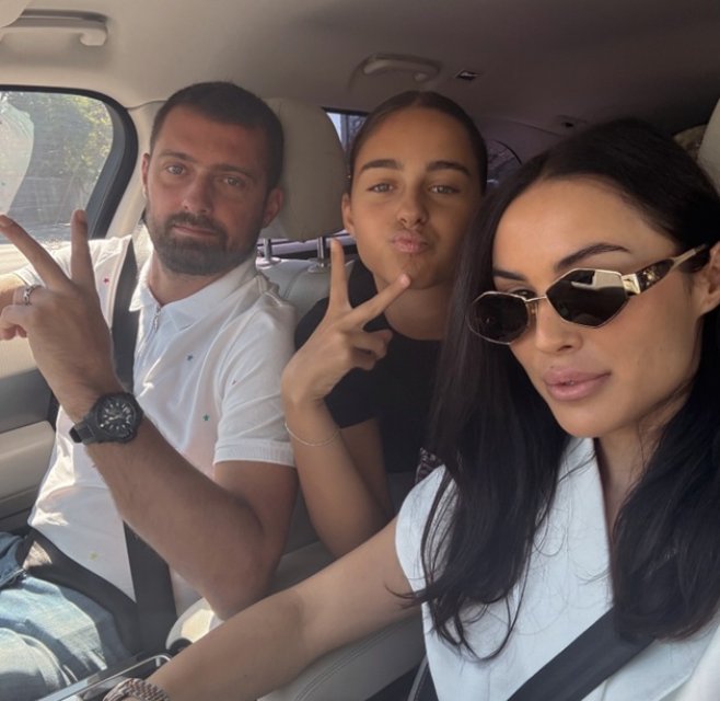 Cum arată fiica și soția lui Gabi Tamaș de la Asia Express. Fostul fotbalist nu exclude ideea de a mai avea copii. Are o fată adolescentă care îi seamănă perfect