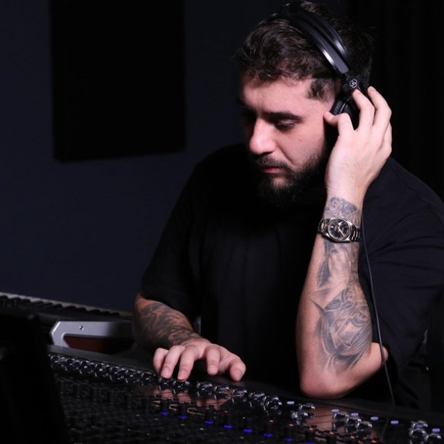 Fulgy de la Clejani, o nouă reacție deplasată în online după ce ar fi dat de înțeles că s-a reabilitat. "Populația României e incultă, analfabetă, agramată și afonă". Numele său real este Manole Dan Constantin Fulgeraș