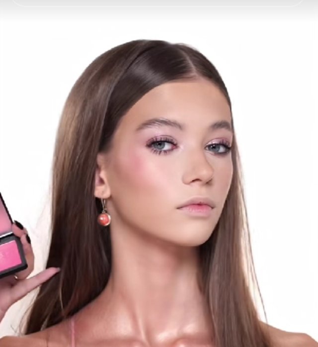 Iulia Albu nu are reguli pentru fiica ei adolescentă? Mikaela este elevă la liceu dar poartă machiaj și haine de adulți. Îi seamănă perfect mamei sale