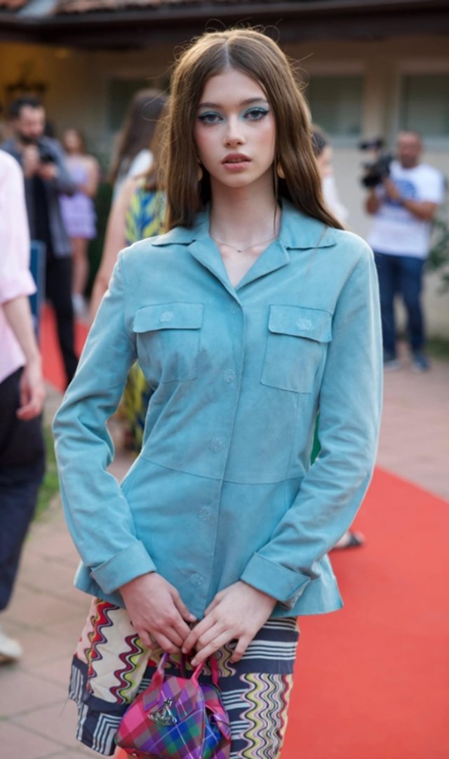 Iulia Albu nu are reguli pentru fiica ei adolescentă? Mikaela este elevă la liceu dar poartă machiaj și haine de adulți. Este pasionată de modă